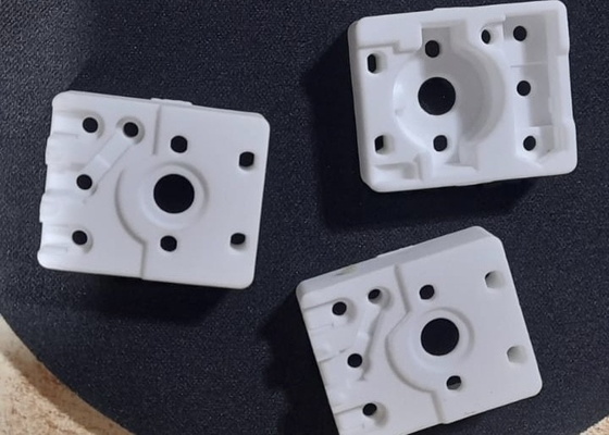 Gốm oxit Alumina mật độ cao với hằng số điện môi 9,6 cho các ứng dụng B2B