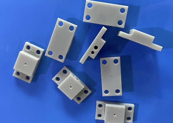 Bộ phận gốm Alumina Nitride Độ bền điện môi 15KV / mm 4,5-5,5x10-6 / K