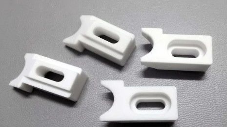 7.2 X 10-6/K Sự mở rộng nhiệt Al2O3 gốm 3000 MPa Độ bền nén